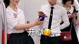 妈呀，小哥哥居然背我，太开心了