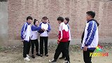 欢欢和小伙伴玩“撕名牌”，几个人的比赛太好看了！真有趣