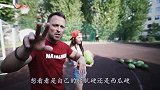 西瓜砸到人有多痛？老外用腹肌测试，结果出乎意料
