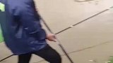 男子在水里电鱼，引其他钓友不满
