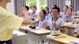 氛围好棒，老师带全班跳课桌舞节奏感拉满