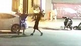 男子醉酒后对着车门小便 车主找其理论被掐脖推搡