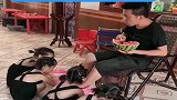 爸爸上辈子欠多少情债，才生下四个小情人，这一幕，笑得我肚子疼