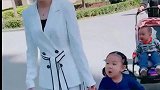 依依在家古灵精怪，没想到上幼儿园她就迷茫了