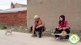 二货路边卖王八，姑娘一分钱没花白捡个王八，二货表现太逗了
