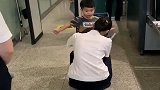 兄妹俩，一个乖乖过安检，一个不肯安检！太可爱了