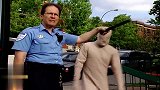 这个警官真会玩，路人都看傻了