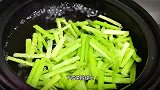 芹菜最简单的做法，清爽又开胃