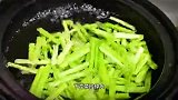 芹菜最简单的做法 5分钟凉拌芹菜，清爽又开胃