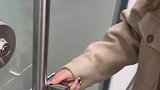 女子锁门时锁孔朝内，现在上班打不开门了