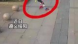在街上肆意奔跑溜冰，男孩撞车后走了，母亲三天后报警！