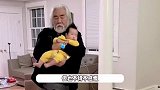 张纪中一家千岛湖游玩，74岁张导坐船被两人扶着，动作笨拙力不从心