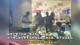 女子当街下跪求男子还钱，哭喊“把我爸从医院救回来”，现场曝光