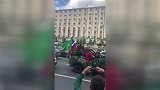 什么叫战斗民族 俄罗斯大胜后狗熊也上街庆祝