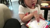中国小女孩收养后的第一周，学习英语，真是太聪明了