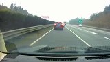 高速上遇到这种司机真让人无语，等着警察叔叔的处罚吧