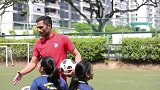 马竞群星造访新加坡一小学 互动签名引发足球热