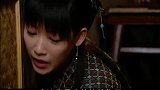 小伙身受重伤，逃回茅屋后被敌人杀害
