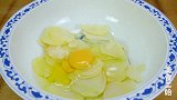 面粉里淋上2个鸡蛋，不用烤箱不用电饭煲，简单香甜，零失败