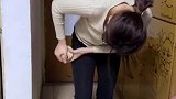 一高校女生徒手掰开椰子，引众同学尖叫