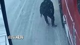 善举就是力量！雪地路滑大货车难上坡，好心人“拔草”相助其脱困