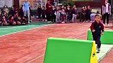 幼儿园小朋友完成障碍赛，动作行云流水