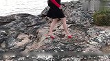 时尚高跟鞋：红色高跟鞋，让海边漫步的你多了几分优雅！