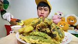 韩国花猪小哥吃一堆炸紫菜卷，大口吃过瘾！