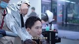 小哥拿了一张谢霆锋图片要做同款发型，挑战一下同款发型