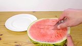 你吃过紫色的西瓜吗？小哥亲自示范，尝上一口太上头了！