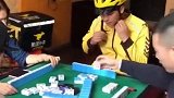 外卖小哥果然是无所不能的，竟然还会打麻将。