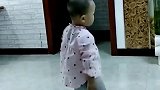 宝宝突然发现妈妈在拍照,下一秒的神反应,妈妈忍不住笑喷了