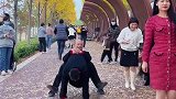 走路横着走的大哥，走在大街上绝对无人敢招惹，路人见了都躲着走