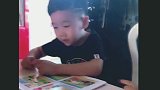 哥哥教育弟弟奕博，没想到看到下一幕，这俩熊孩子太逗了！