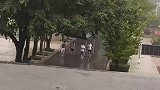 四个小伙子，抬伞的搞笑迷惑行为！