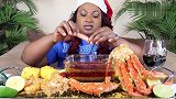 黑人大姐吃雪蟹，一排的蟹腿，看着很吸引眼球