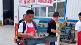 城里人的发财路，发明行走的烧烤摊