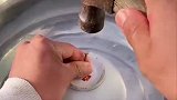水里钉钉子没裂开，这是啥原理