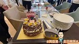 深足全队为周亚军庆生 望球队早日达成目标