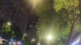 卖青蛙气球的摊主，穿上青蛙玩偶卖