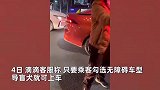 滴滴司机拒载盲人带导盲犬上车，称赚几块钱搞得车很脏，平台回应