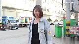 美女找厕所遇到个慢性子，美女急的尿裤子，两人对话笑得肚疼