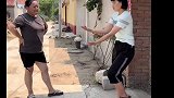 你们公平给评价评价，我和嫂子谁蹲的好？