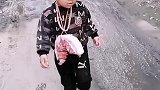 二哥有肉吃了，走路都带风