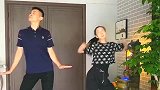 美女跟小伙一起跳斗鸡舞，为了赢小伙连形象都不顾了！