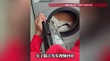 “吓死了！”小猫误钻洗衣机被洗了，鼻子撞通红，主人心疼大叫