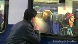 国外恶搞：在车窗外面，对里面的陌生女孩哈气并画心，太会撩了！
