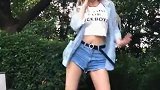 高挑的美女身材这么好还会跳舞，真是惹人爱！