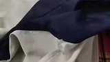 初中生故意穿错同桌校服，让妈妈帮忙缝补洗净