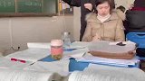 老师阅卷只顾玩溜溜球，真是有人欢喜有人愁